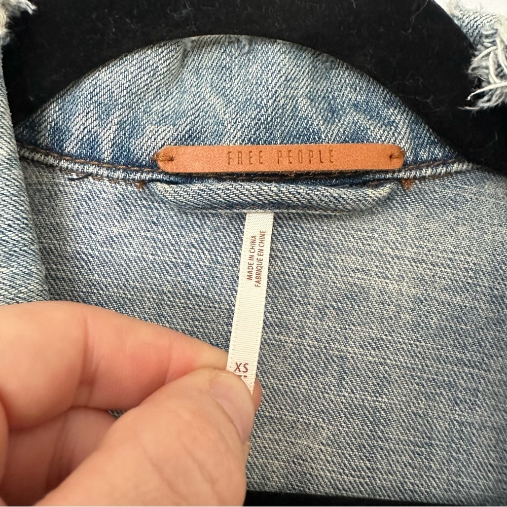 Free People Denim Trucker Jacket Button Front Womens XS Washed Blue - Picture 7 of 14